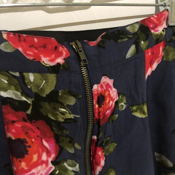 Urban Outfitters Floral Roses A-Line Skater Short Skirt Women Large Gray Red - Picture 7 of 8